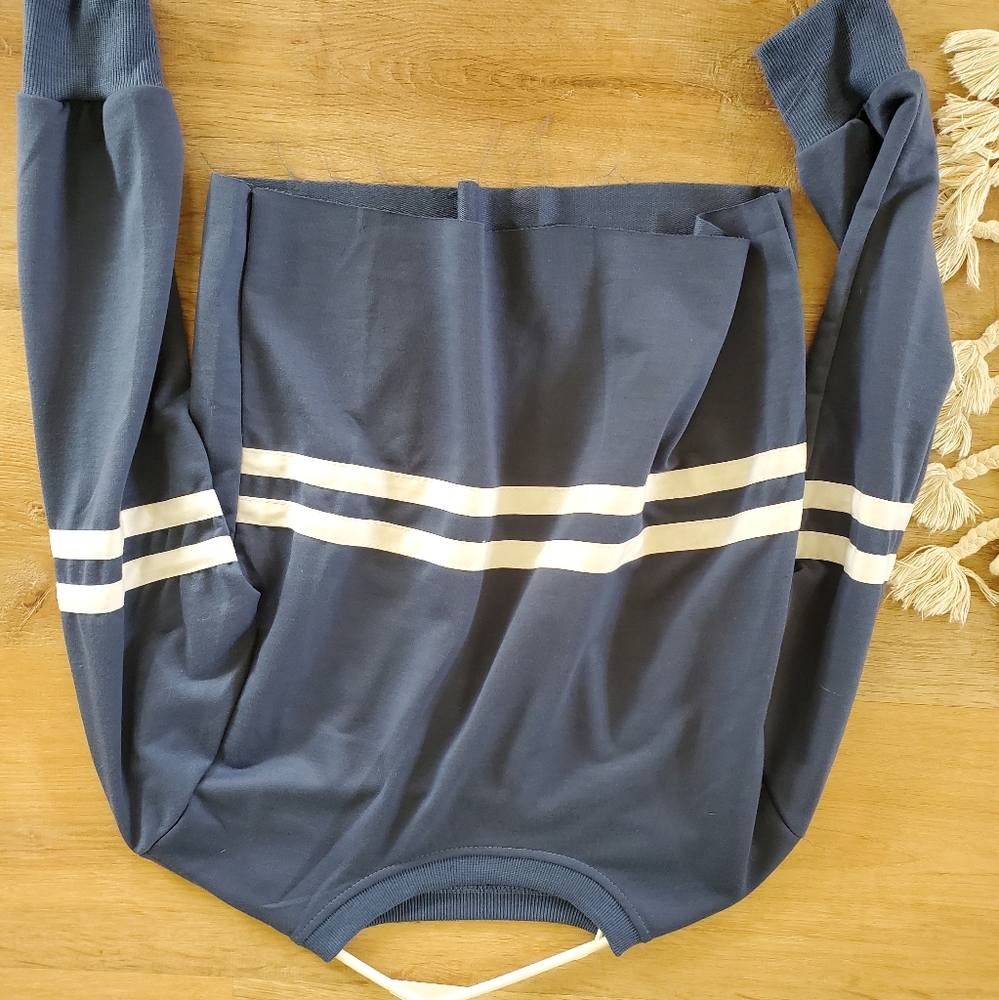Crop sweatshirt with white stripes